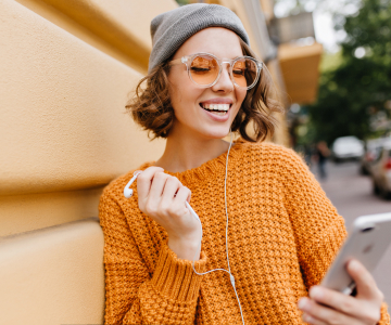 girl with phone